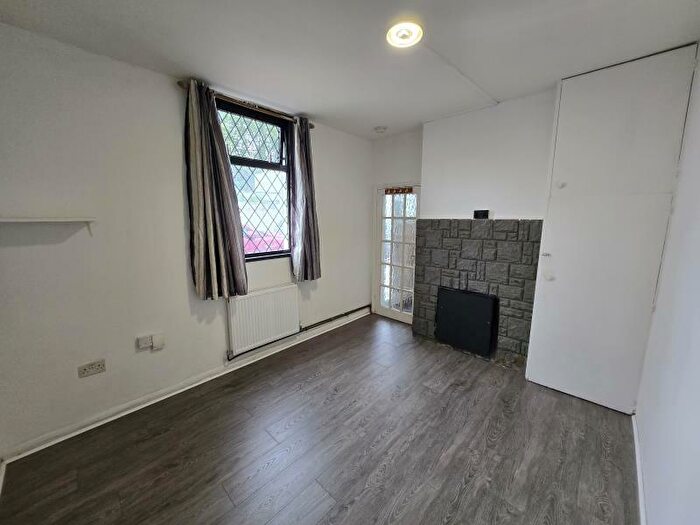 Flat To Rent In Sutherland Road, Edmonton, N9