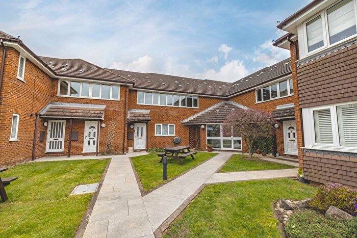 1 Bedroom Flat For Sale In Pinstone Way, Gerrards Cross, SL9