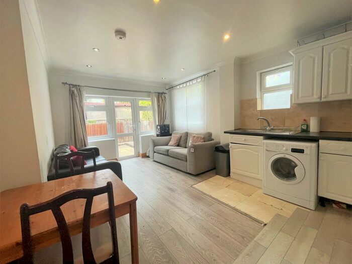 3 Bedroom Flat To Rent In Tooting Bec Road, London, SW17
