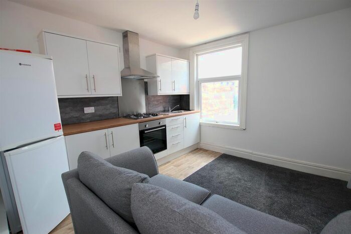 2 Bedroom Flat To Rent In Kirkstall Lane, Headingley, Leeds, LS6