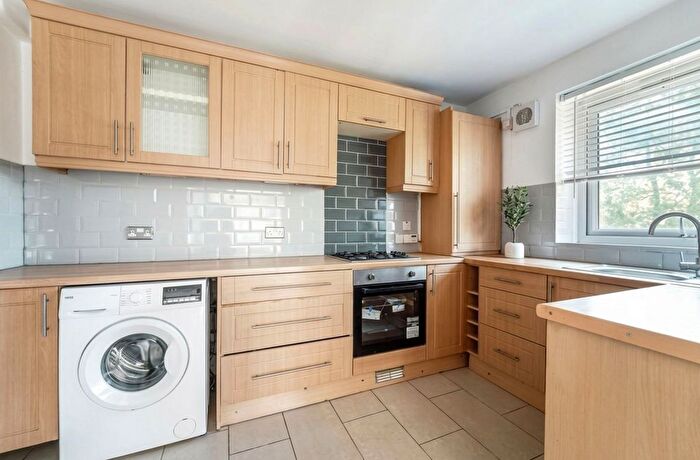 2 Bedroom Flat To Rent In Challice Way, Kynaston House Challice Way, SW2
