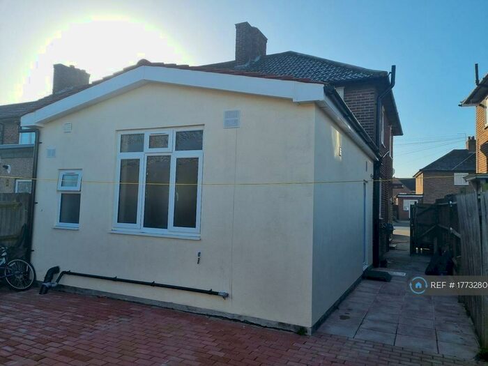 Studio To Rent In Middleton Road, Carshalton, SM5