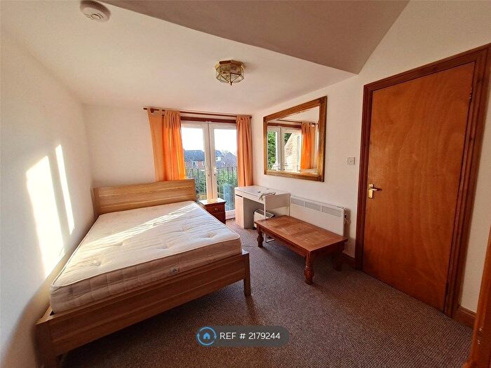 Studio To Rent In Hanger Lane, London, W5