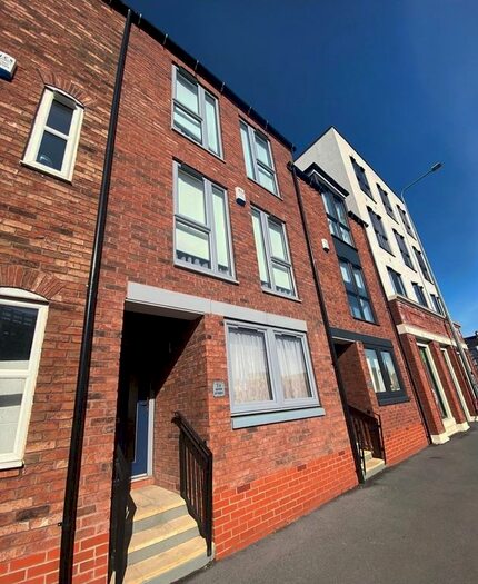 3 Bedroom Terraced House To Rent In Queen Street, Hull, HU1