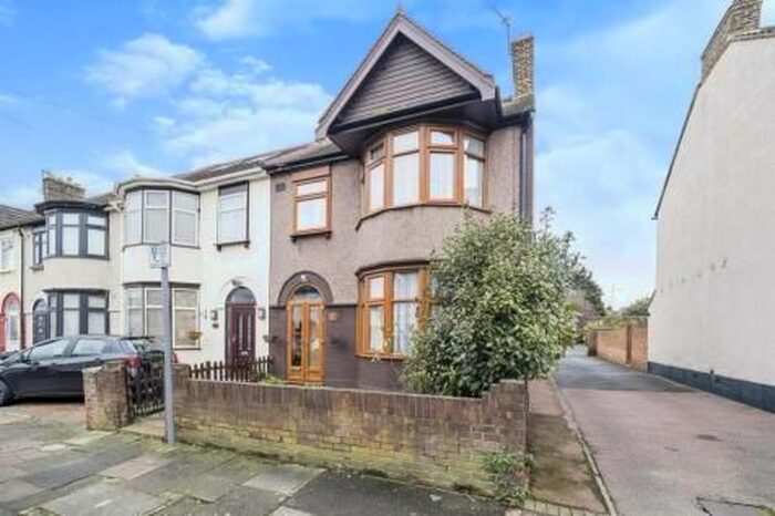 3 Bedroom End Of Terrace House To Rent In Eldred Road, Barking &amp; Dagenham, Barking Abbey, Upney, London, IG11