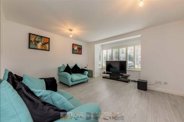 2 Bedroom Flat To Rent In 30 Hall Court Teddington Park, Teddington TW11