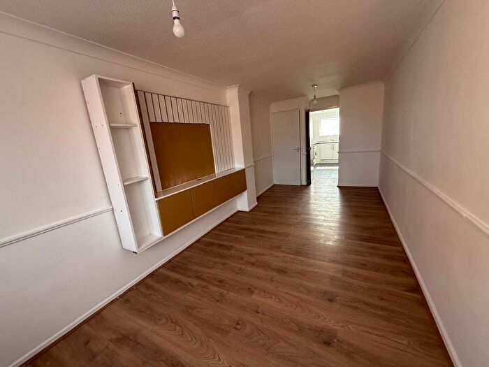 2 Bedroom Flat To Rent In Rochfords Gardens, SL2