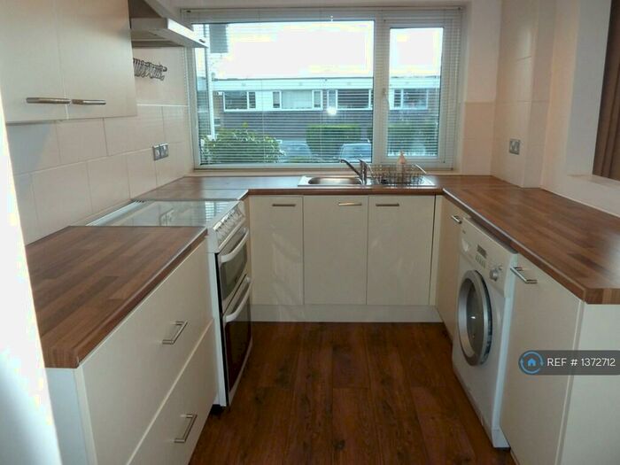 2 Bedroom Flat To Rent In Alwoodley, Leeds, LS17