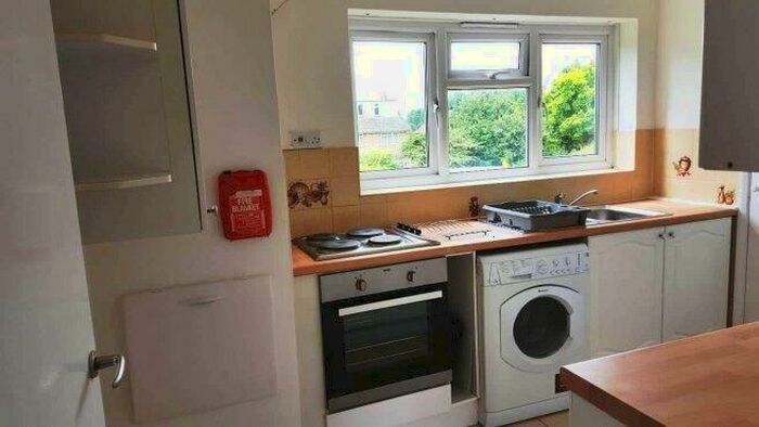 3 Bedroom Flat To Rent In Beaconsfield Road, CT2