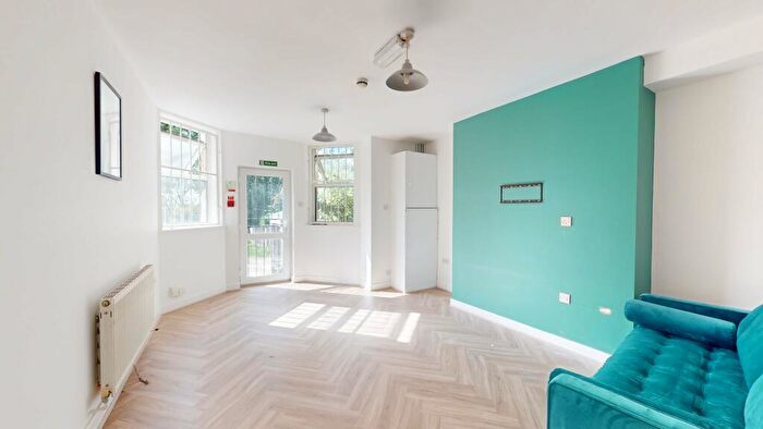 3 Bedroom Flat To Rent In Moorland Avenue, Woodhouse, Leeds, LS6