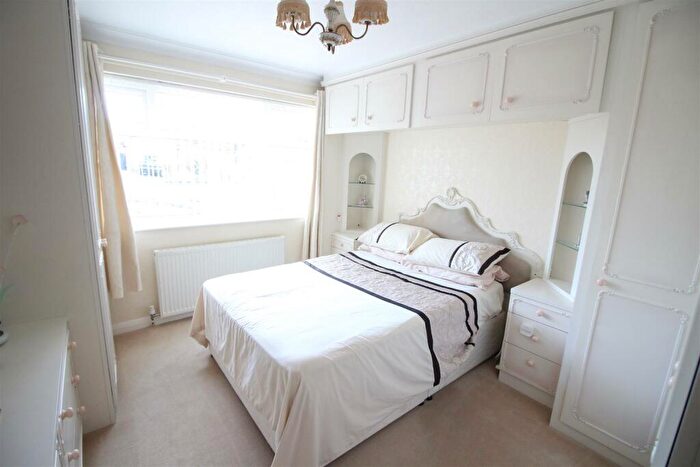 2 Bedroom Semi-Detached Bungalow For Sale In Derwent Avenue, Leeds, LS25