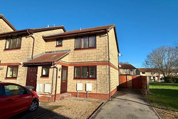 1 Bedroom Flat For Sale In Appletree Court, Worle - Garden And Driveway, BS22