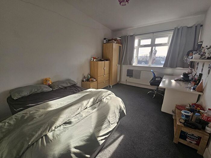 3 Bedroom Flat To Rent In Hyde Terrace, Leeds, LS2