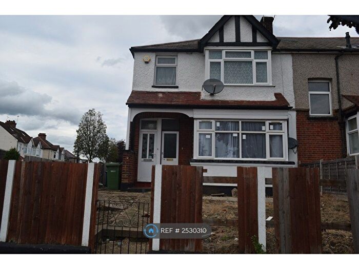 2 Bedroom Flat To Rent In Headstone Gardens, Harrow, HA2