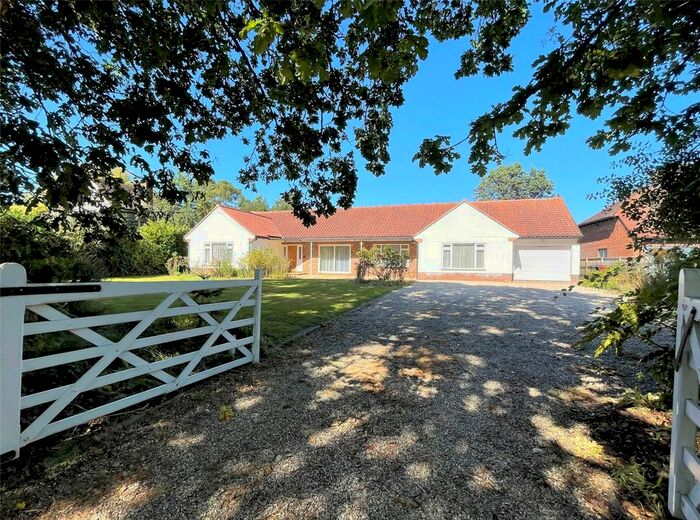 Houses for sale & to rent in PO18 8ER, Hoe Lane, Bosham Chichester