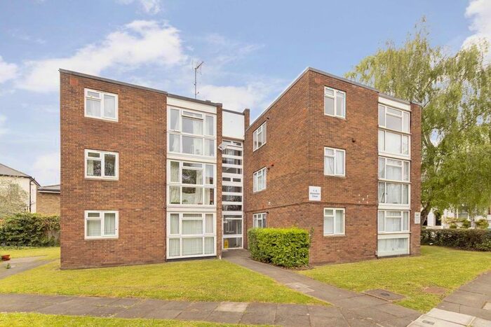 2 Bedroom Flat To Rent In Alexander Close, Twickenham, TW2