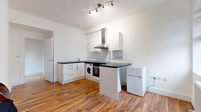 1 Bedroom Flat To Rent In Hillside House, Friern Park, London, N12