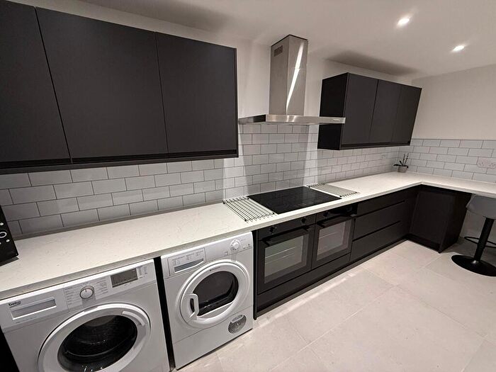 6 Bedroom Flat To Rent In Flat Aston Court, Dunkirk, East Midlands, NG7