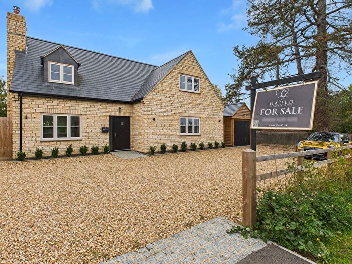 4 Bedroom Detached House For Sale In Buckingham Road, Silverstone, NN12