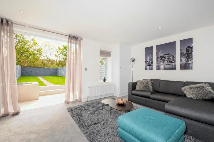 3 Bedroom Flat To Rent In Eardley Road, Wandsworth Borough, SW16