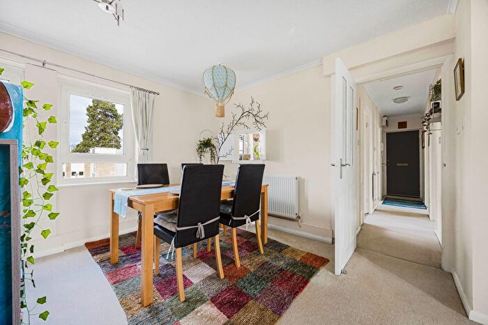 2 Bedroom Flat For Sale In Elm Court, Hillcourt Road, Pittville, Cheltenham, GL52