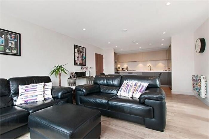 3 Bedroom Flat For Sale In Clapham Road, London, SW9
