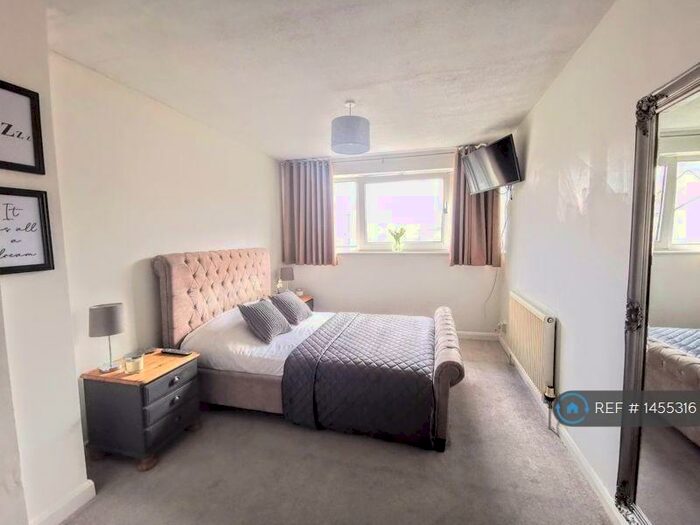 3 Bedroom Semi-Detached House To Rent In Northern Road, Aylesbury, HP19