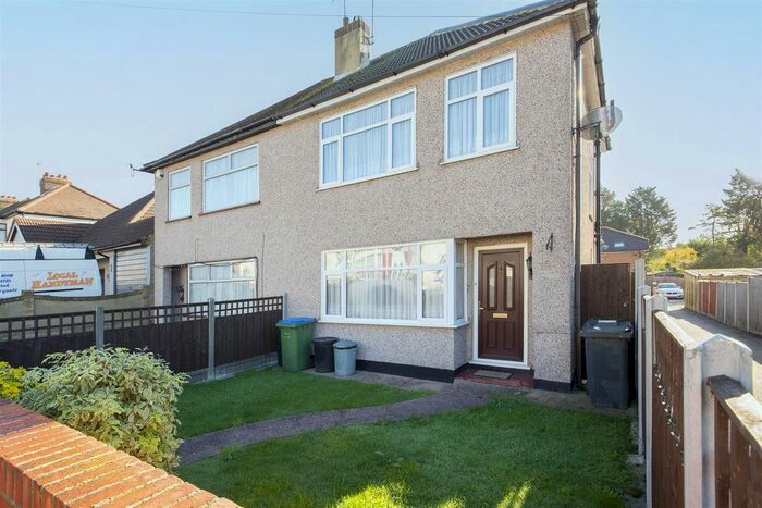 3 Bedroom Semi-Detached House To Rent In Ferndale Road, Romford, RM5