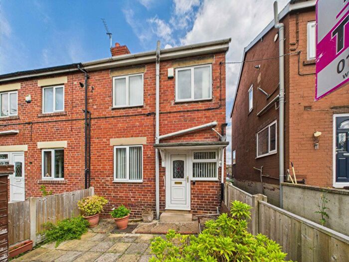3 Bedroom Semi-Detached House To Rent In Aire View, Knottingley, WF11