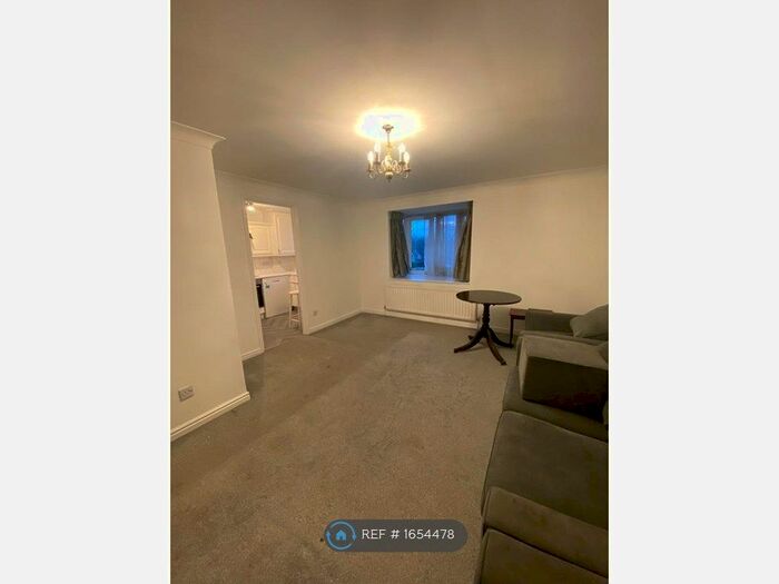 2 Bedroom Flat To Rent In Sandringham Court, Edgware, HA8