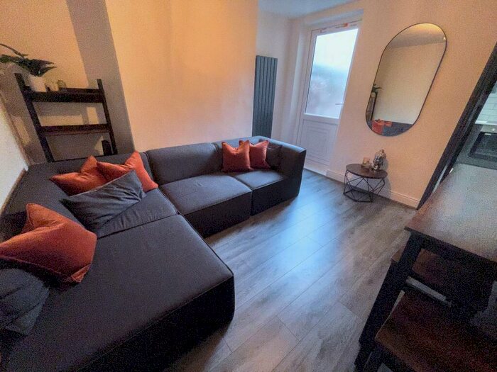 4 Bedroom House To Rent In Adelaide Road, L7