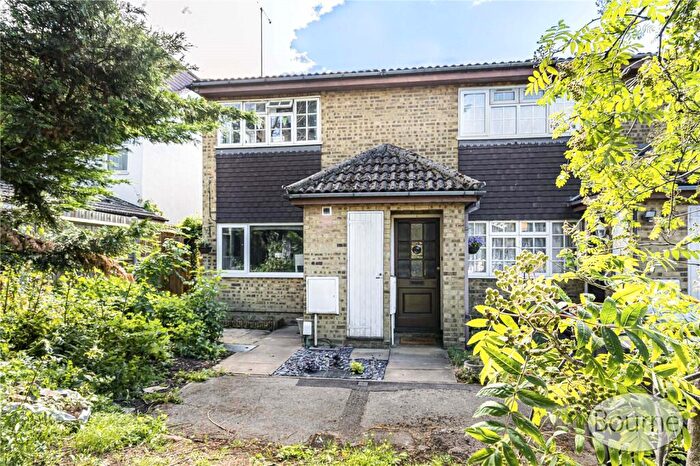 1 Bedroom Maisonette For Sale In Bower Court, Woking, Surrey, GU22