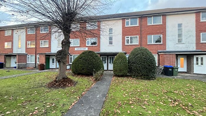 2 Bedroom Flat To Rent In Fairford Court, Grange Road, Sutton, SM2