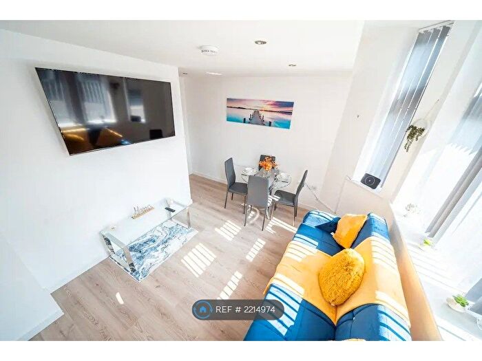 2 Bedroom Flat To Rent In Newhey Road, Milnrow, Rochdale, OL16