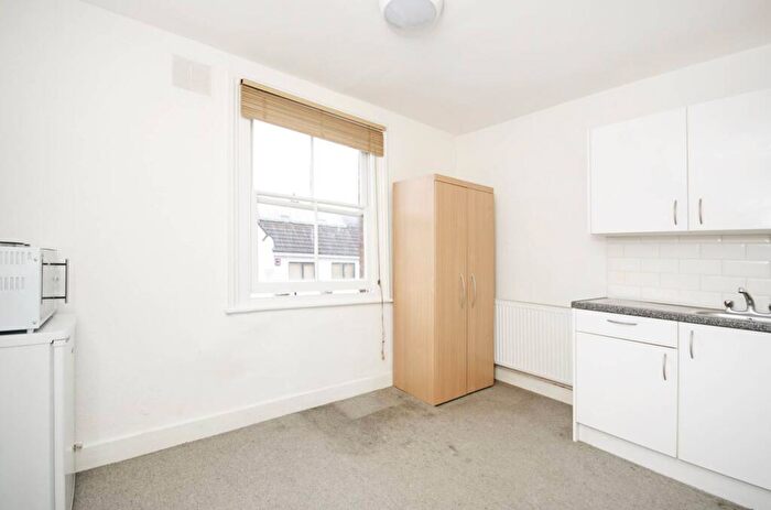 Studio To Rent In Golders Green Road, Golders Green, London, NW11