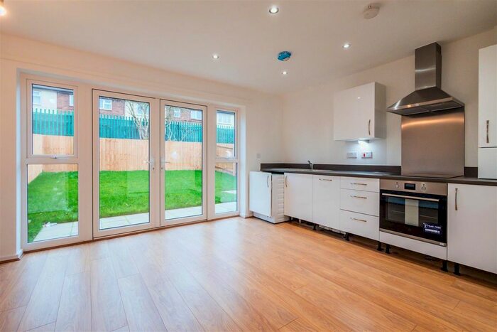 3 Bedroom Semi-Detached House To Rent In Padstow, Nottingham, NG5