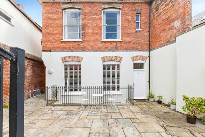 2 Bedroom Flat For Sale In White Lion Walk, Banbury, Oxfordshire, OX16