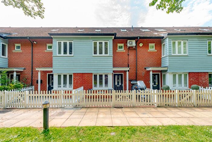 3 Bedroom Mews For Sale In Priddy Place, Redhill, RH1