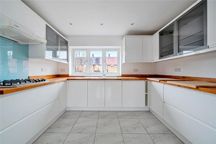 2 Bedroom Flat For Sale In Perry Mead, Enfield, EN2