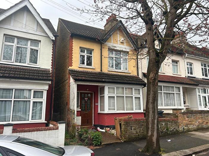 3 Bedroom Flat To Rent In Wenham Drive, Southend-on-Sea, SS0