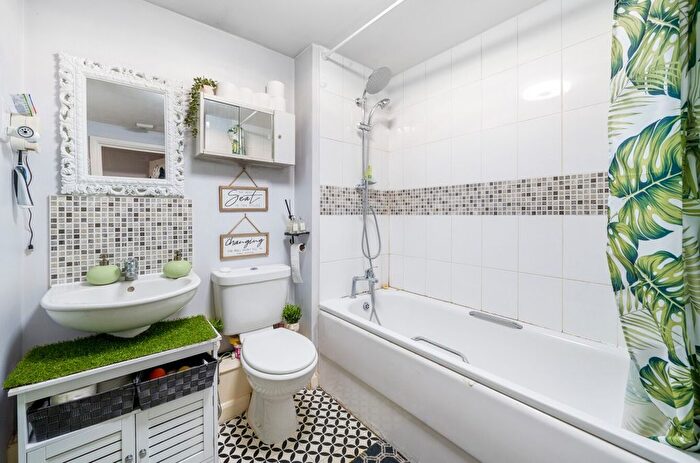 1 Bedroom Flat For Sale In Foundry Court, Mill Street, Slough, SL2