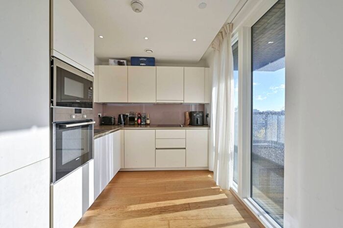2 Bedroom Flat To Rent In Upper Richmond Road, Putney, London, SW15