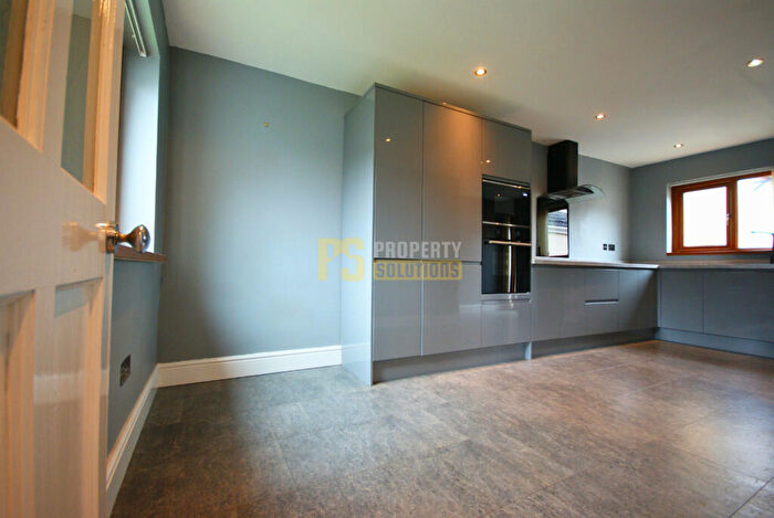 3 Bedroom End Of Terrace House To Rent In The Roundabout, Birmingham, B31