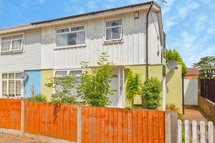3 Bedroom Semi-Detached House For Sale In Kemp Road, Leicester, LE3