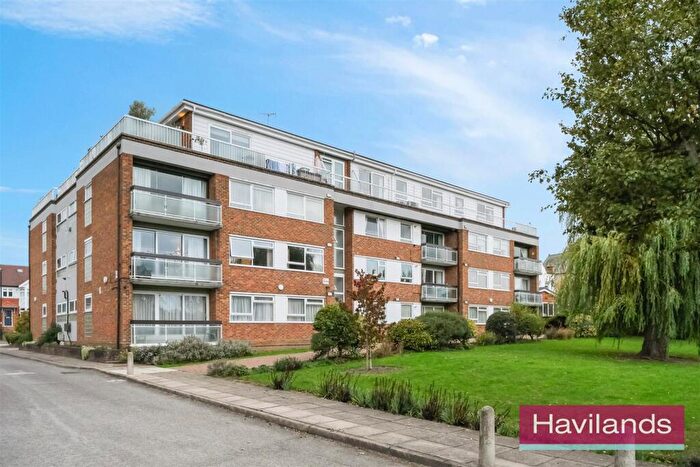 3 Bedroom Flat For Sale In Church Hill, Winchmore Hill, N21
