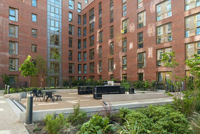 2 Bedroom Apartment To Rent In Emporium House West, Weldale Street, Reading, Berkshire, RG1