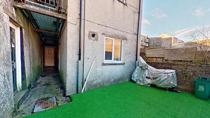 1 Bedroom Flat For Sale In Flat East Court, East Road, Tylerstown, Ferndale, Mid Glamorgan, CF43