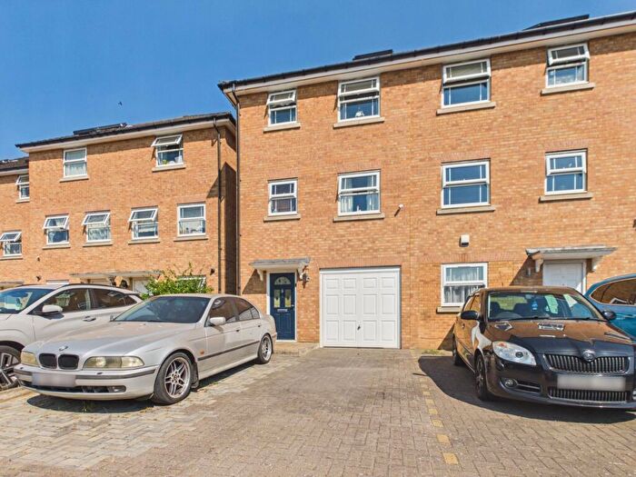 4 Bedroom End Of Terrace House For Sale In Eagle Road, Cippenham, Berkshire, SL1