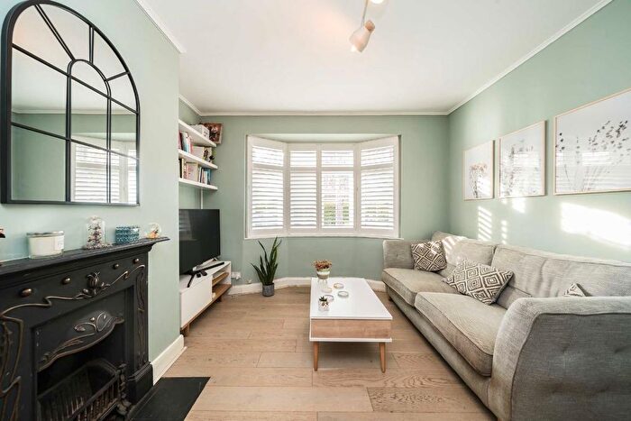 2 Bedroom Flat For Sale In Godley Road, London, SW18