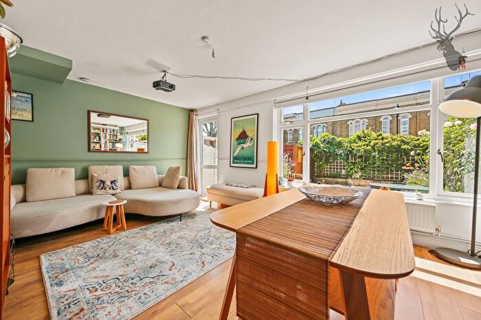 3 Bedroom Maisonette For Sale In St. Stephens Road, Sinclairs House, E3